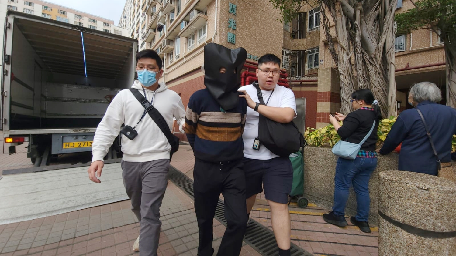 警拘捕兩名七旬無牌牙醫 檢牙醫工具及第一類毒藥