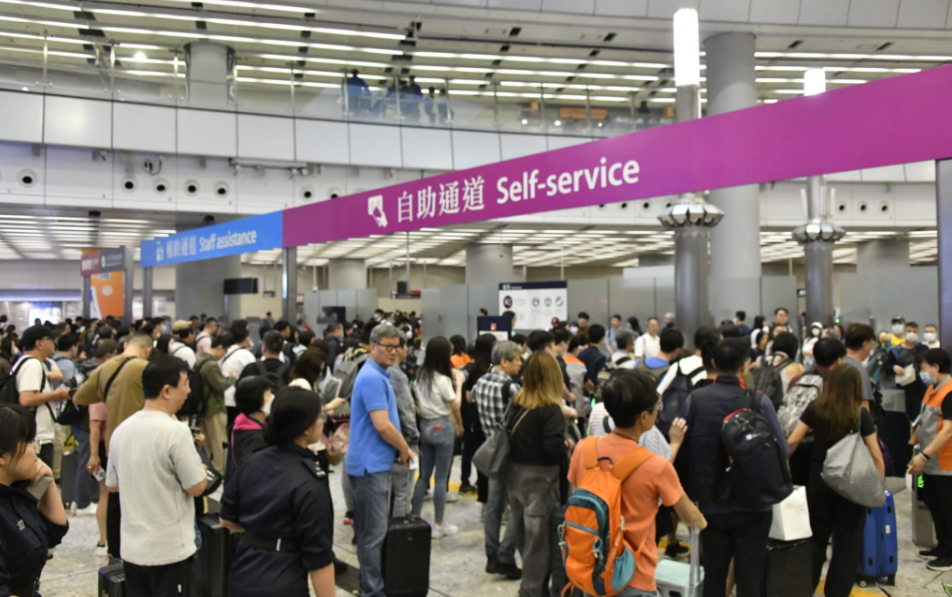 復活節假第三日西九龍高鐵站人流暢旺 不少市民赴內地遊玩掃墓