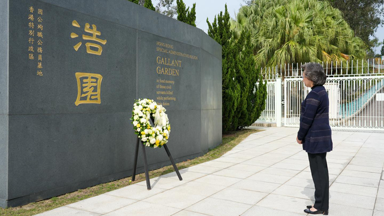 楊何蓓茵代表特區政府到浩園悼念因公殉職公僕