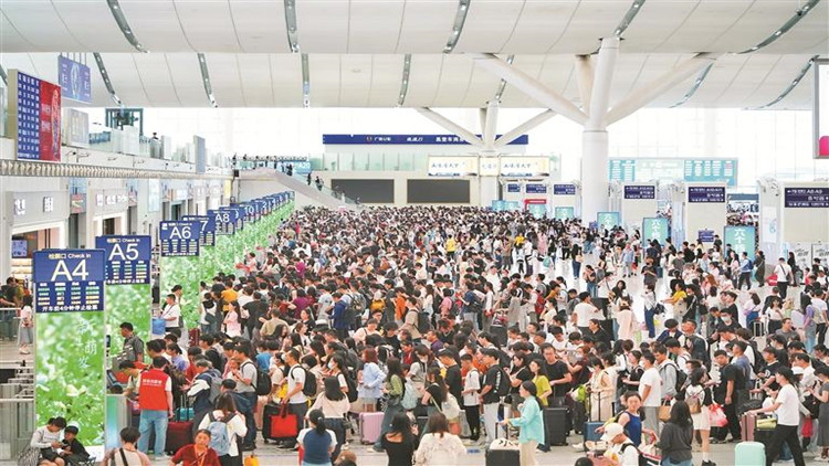 深圳鐵路清明節當天到發旅客近72萬人次