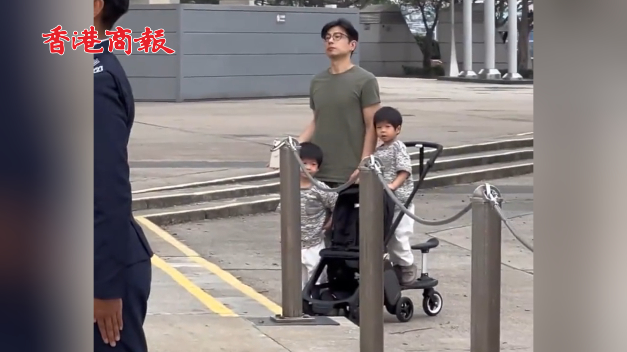 有片丨這就是最好的言傳身教 香港爸爸教兩個小寶寶正確看升國旗 要保持安靜注視國旗