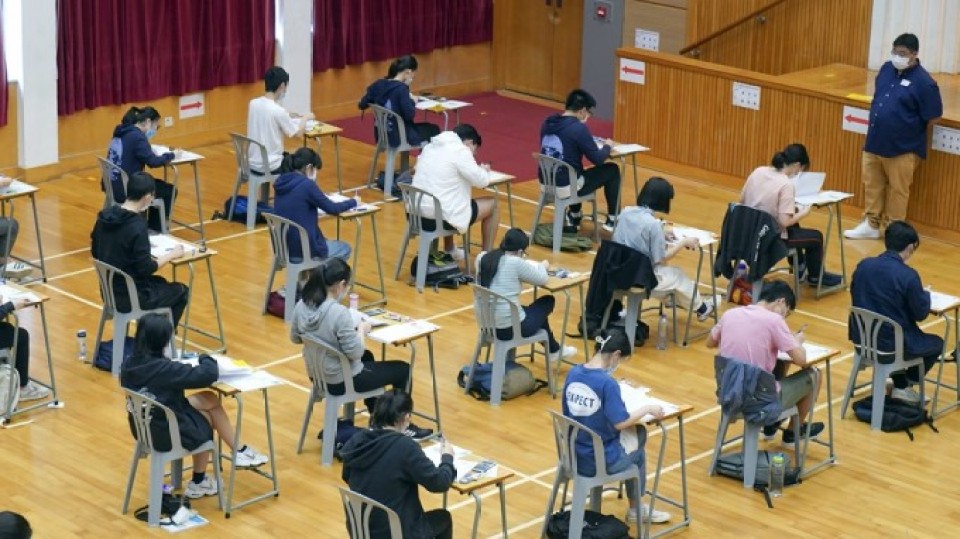 考評局：考生12日可繼續用「報到易」簽到 試場須用局方監考手機