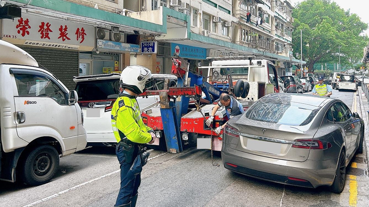 警方油尖打擊違例泊車 發近千張罰款拖走11車