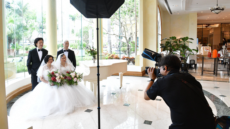  有片｜團體舉辦銀髮婚紗拍攝活動 30對長者黃金海岸留倩影