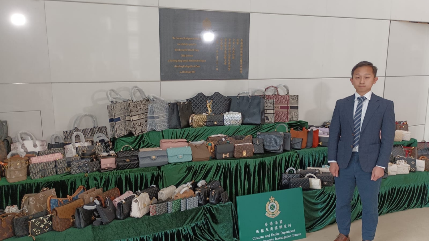 海關黃金周前夕掃蕩旺角小販攤檔 檢4900件冒牌物品拘捕兩女