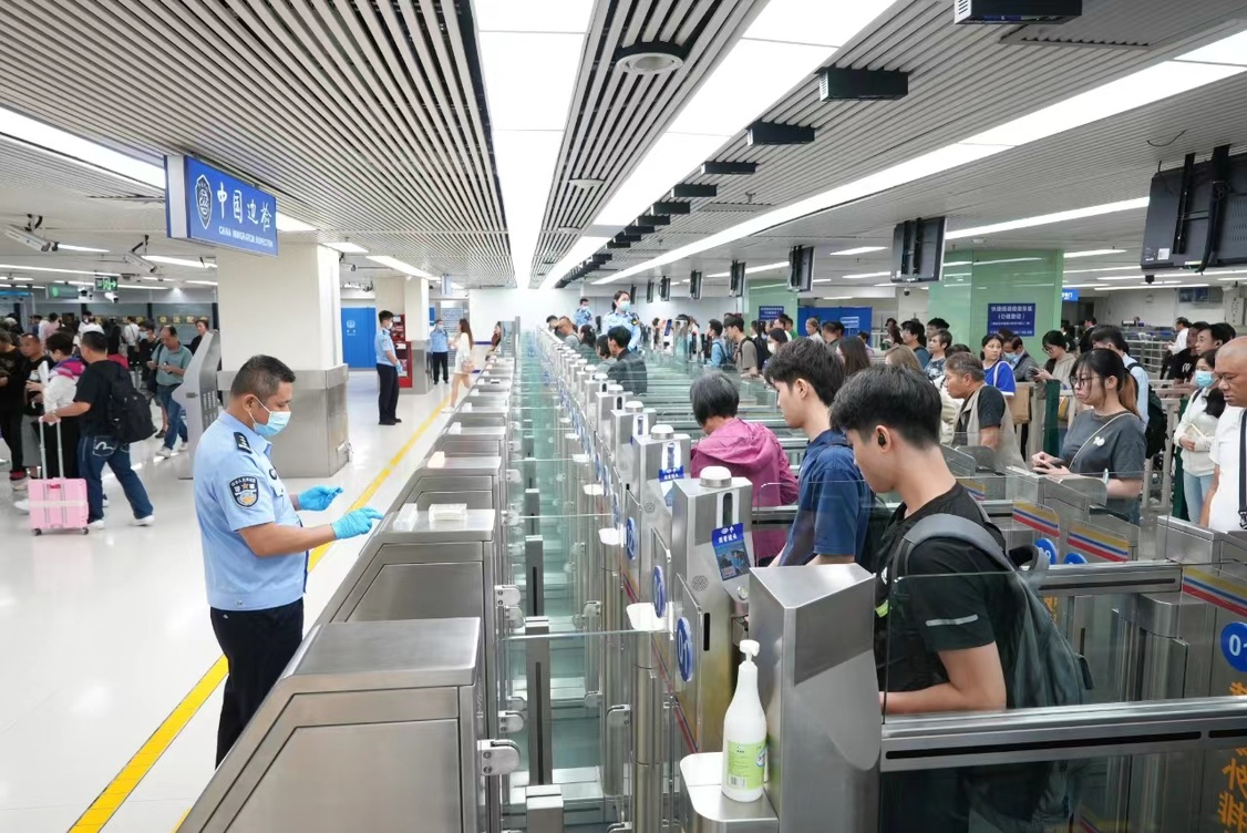 「五一」小長假首日 深圳羅湖口岸出入境客流總體平穩