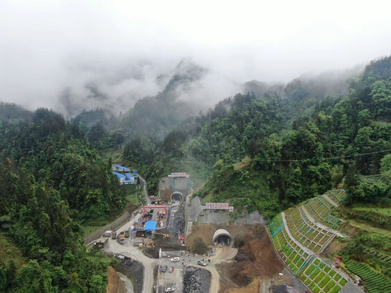 利咸高速全線首座長隧道雙線貫通