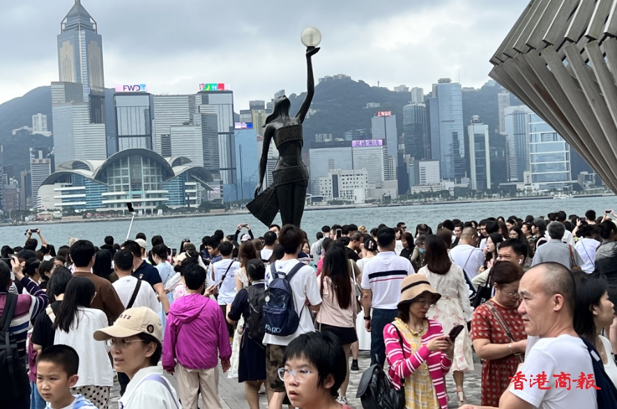 圖集丨五一黃金周遊客擠爆 星光大道、尖沙咀海傍人山人海