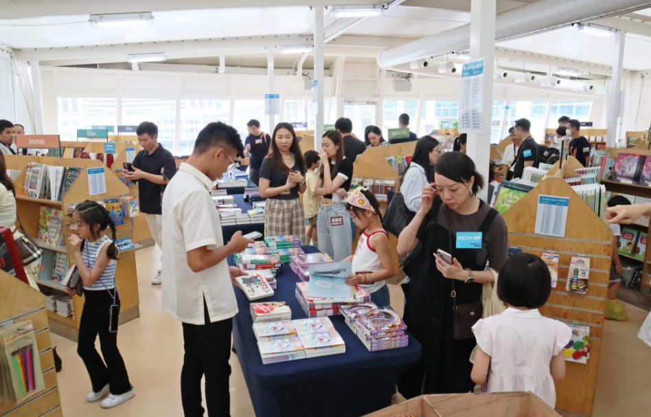 流動書展船「望僕號 」首度訪港 家長花數百元掃貨