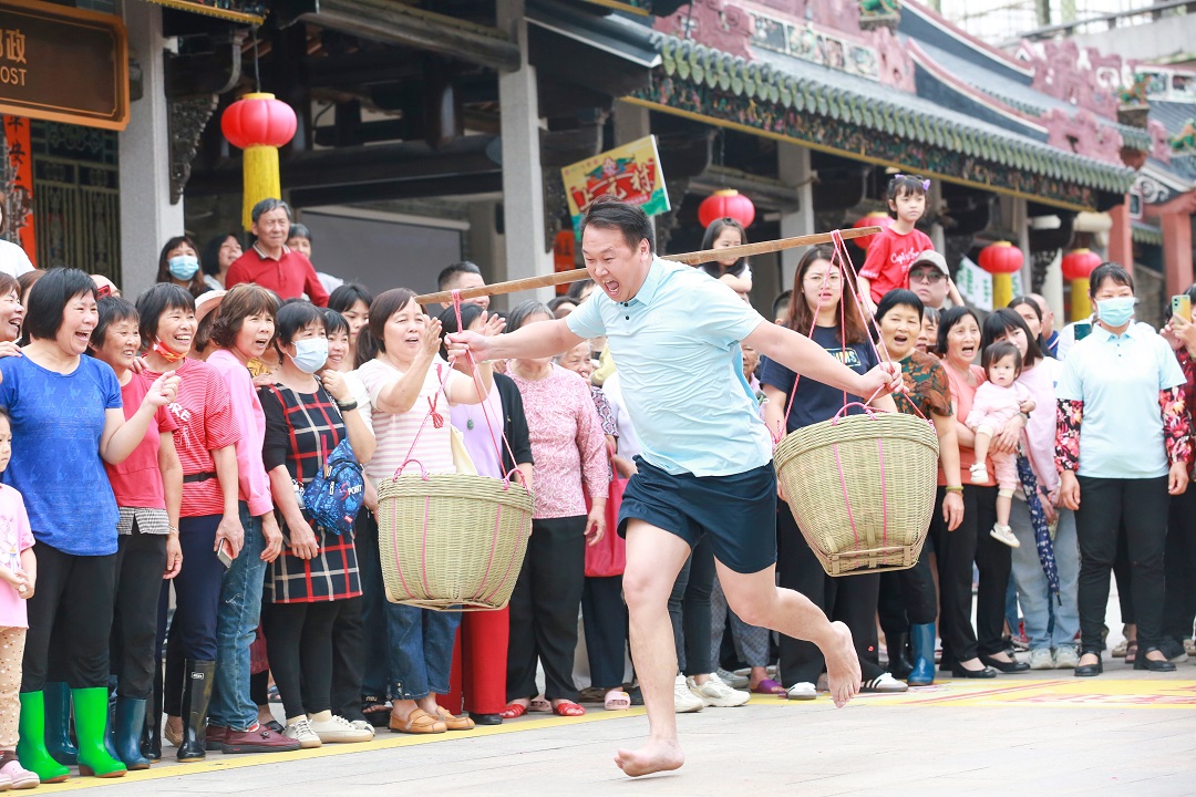 摸魚抓鴨挑擔跑 村民與遊客在東莞茶山「搞事情」