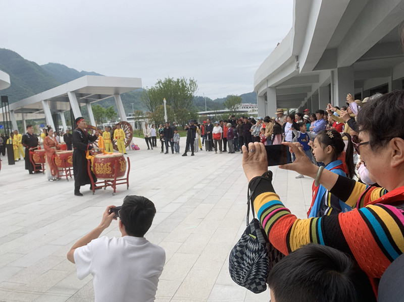 花式迎客每天不同樣  皖黃山區實力寵客「卷」出錦旗來