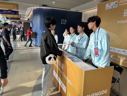 與湯尤共青春 近2000名志願者在賽場內外展現中國青年風采