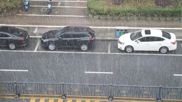 返程高峰遇陰雨對流天氣 各地多舉措保障出行安全