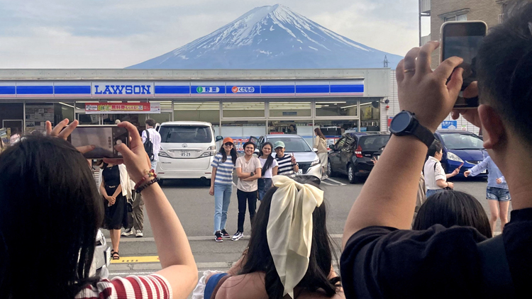 日本便利店成拍富士山景點 設置黑布阻擋拍攝惹爭議