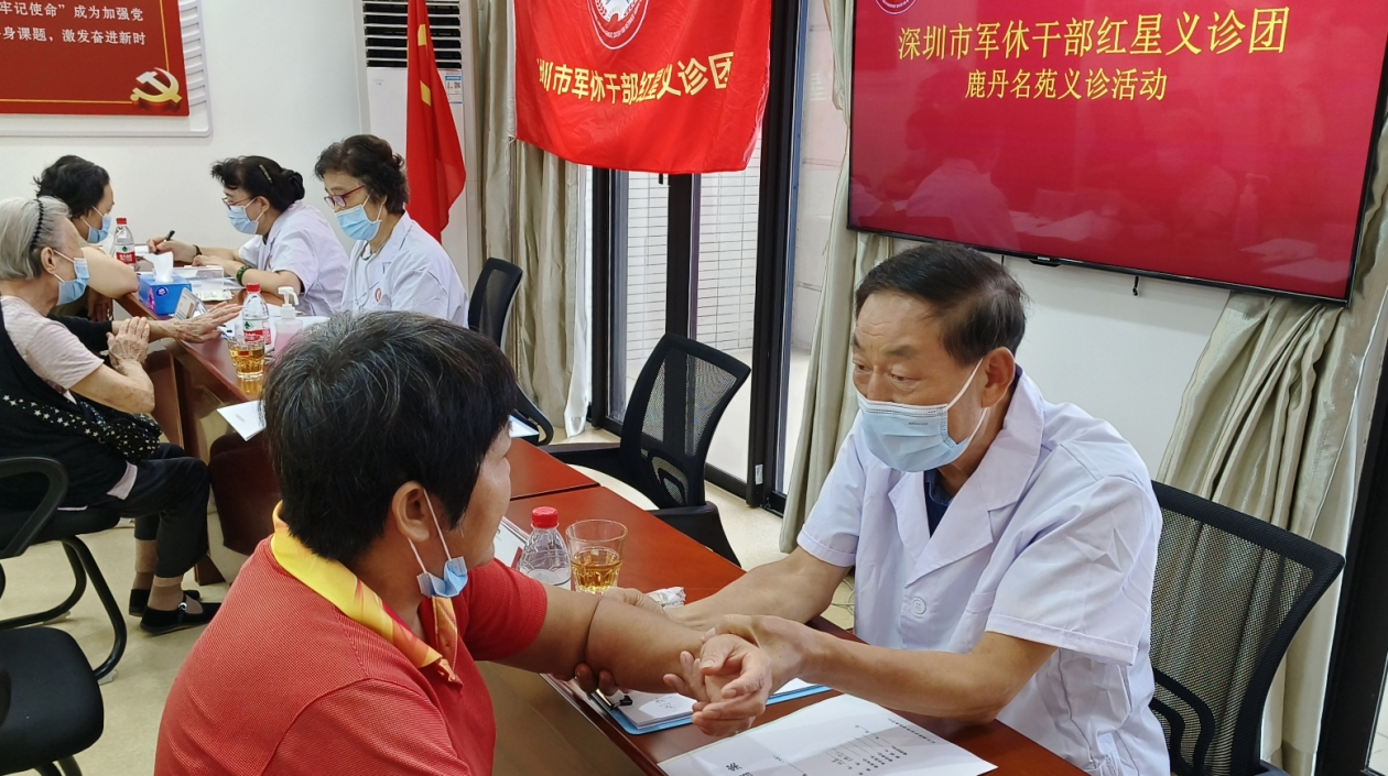 深圳74歲軍休幹部挺身而出15分鐘急速搶救心梗患者