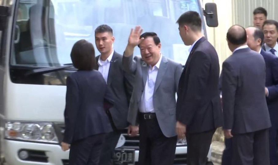 夏寶龍在澳門考察第二日 落區飲茶了解市政