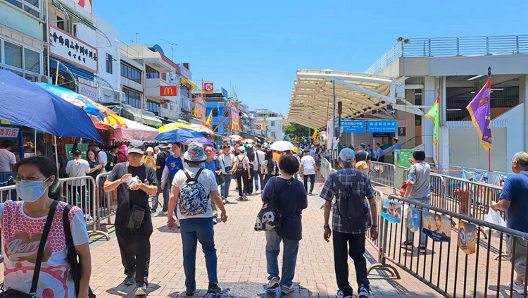 多圖｜太平清醮飄色巡遊舉行 各地旅客迫爆長洲
