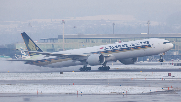 新航一波音客機遇氣流緊急迫降曼谷機場 釀1死30傷