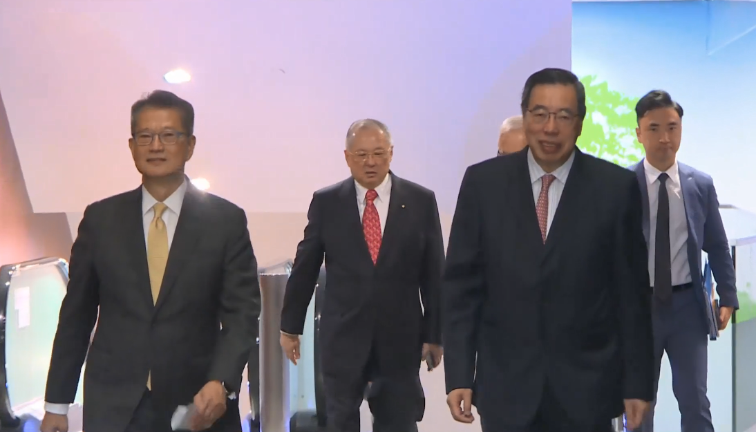 立法會舉行前廳交流會 陳茂波率多名官員出席