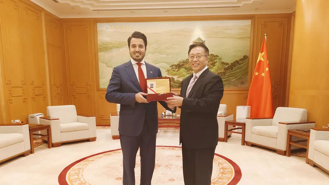 崔建春接受卡塔爾駐港總領事哈吉里離任拜會