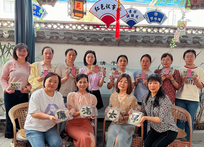 皖黃山區甘棠鎮平東社區：蜜晶糕裏「廉」香四溢