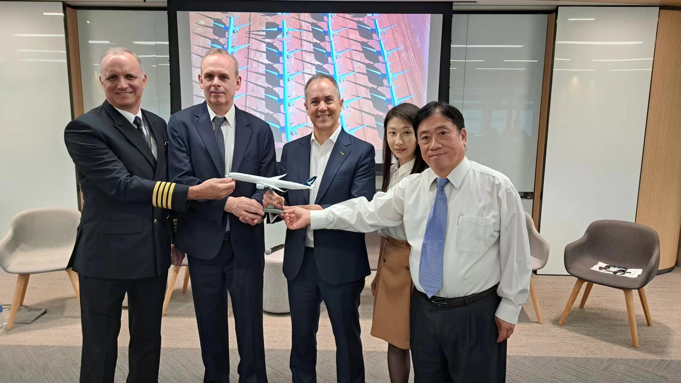 國泰最後一架停泊外地飛機回港 團隊形容劃上完滿句號