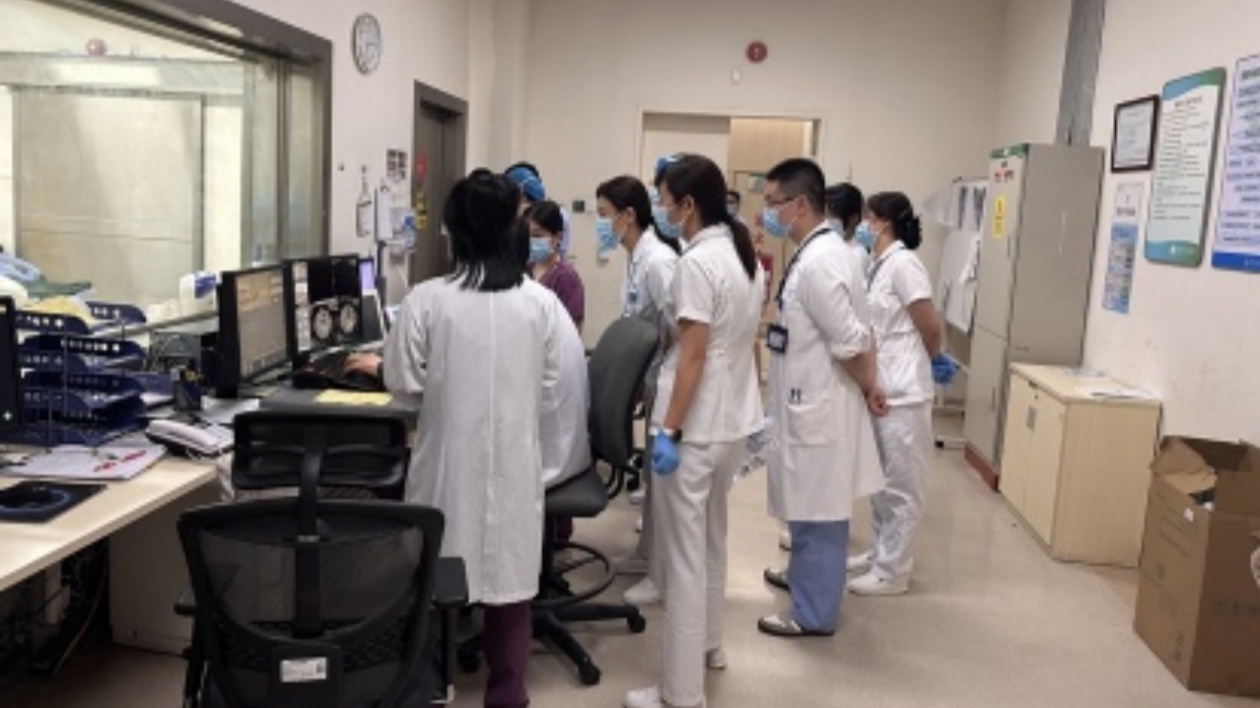 12分鐘  1440次按壓  男護士跪倒在便利店門口「搶」回生機