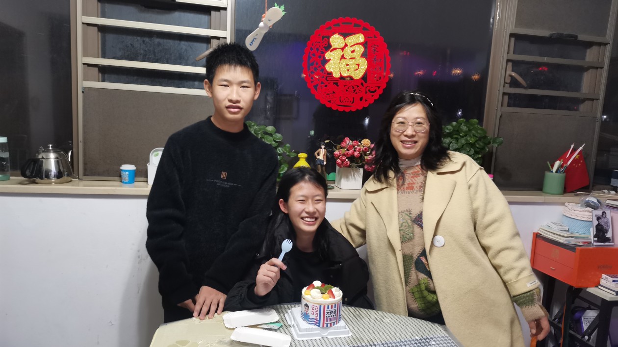 雙目幾近失明  靠放大鏡、望遠鏡學習  惠州大亞灣一中學生駱梓儀圓夢大學