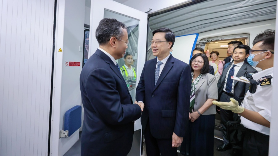 李家超抵達四川商討大熊貓赴港安排