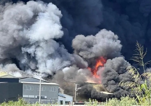 台南一家塑膠樹脂工廠突發大火 視頻顯示有巨大蘑菇雲沖天