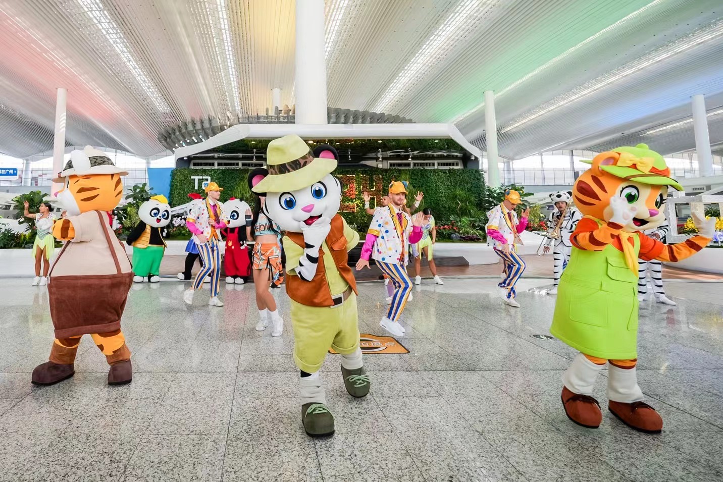 長隆人氣「偶像」空降白雲機場 開啟暑期限定巡遊活動
