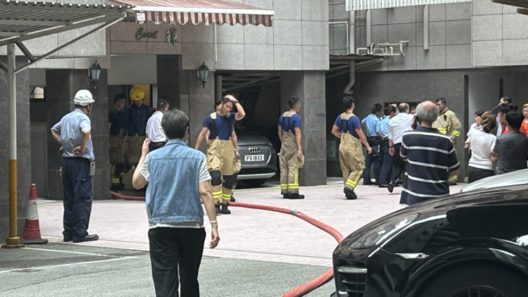 中區半山清暉大廈一單位起火 2男女昏迷送院搶救