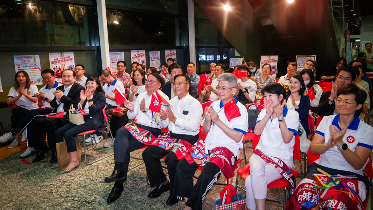 陳國基與崔建春到體育館 與民同看奧運乒乓球直播