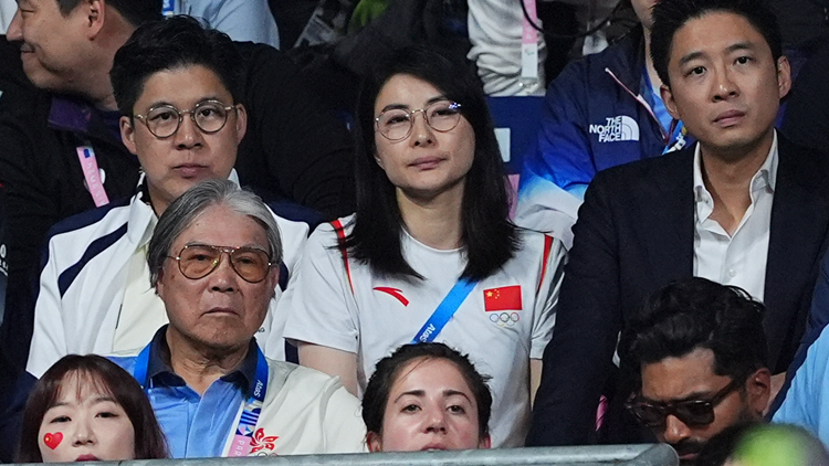巴黎奧運｜郭晶晶霍啟剛一家現場觀看乒乓球混雙銅牌賽