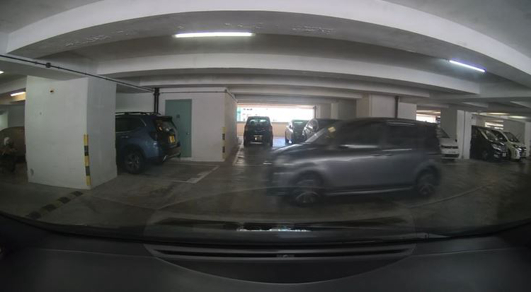 筲箕灣東濤苑私家車疑高速行駛失控 撞向停車場石屎柱 2人受傷