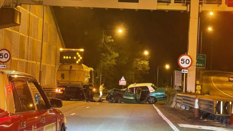 吐露港公路避箭嘴車 的士失控撞壆司機受傷