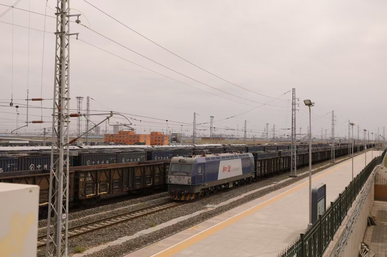 新疆鐵路部門緊貼企業運輸需求創新開行客車化煤炭循環列車