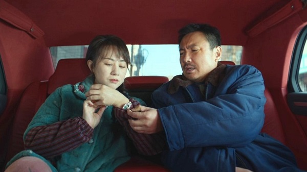 有片 ︳【送戲飛】父母裝窮扮貧養兒 《抓娃娃》荒誕爆笑