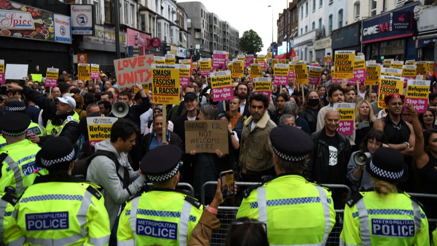 英國反移民騷亂影響倫敦金融城 大行要求員工提前回家