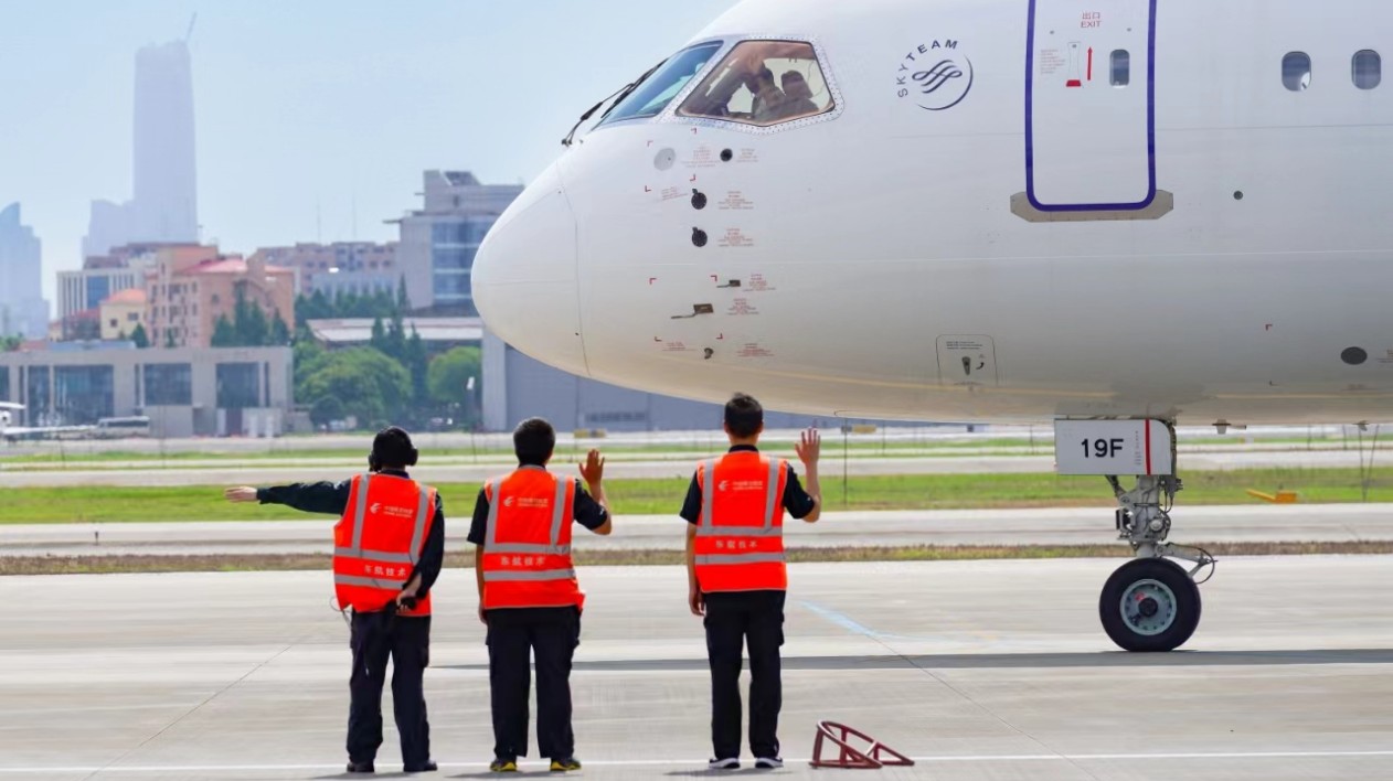 罕見連續高溫  東航「飛機醫生」為機隊「護健康」