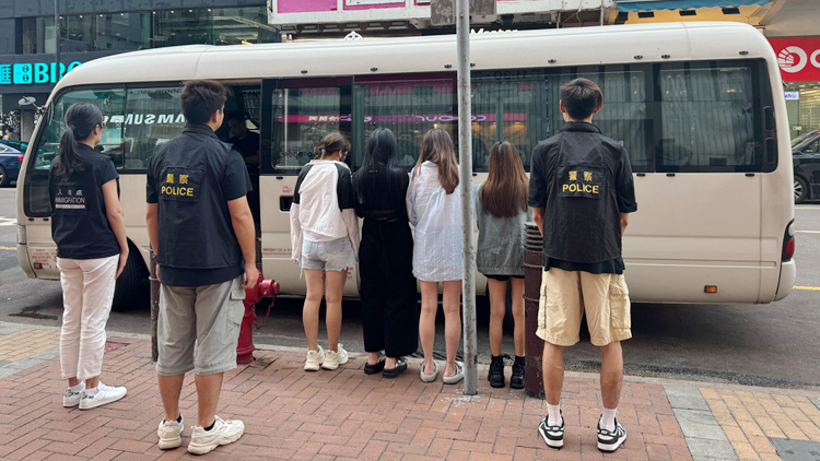 警方聯同入境處荃灣掃黃 拘捕4名內地女子