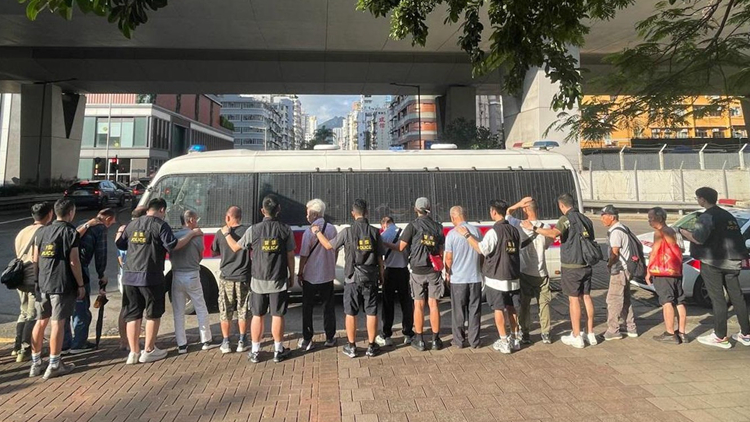 警深水埗打擊街頭聚賭 拘9男 包括被通緝的79歲老翁