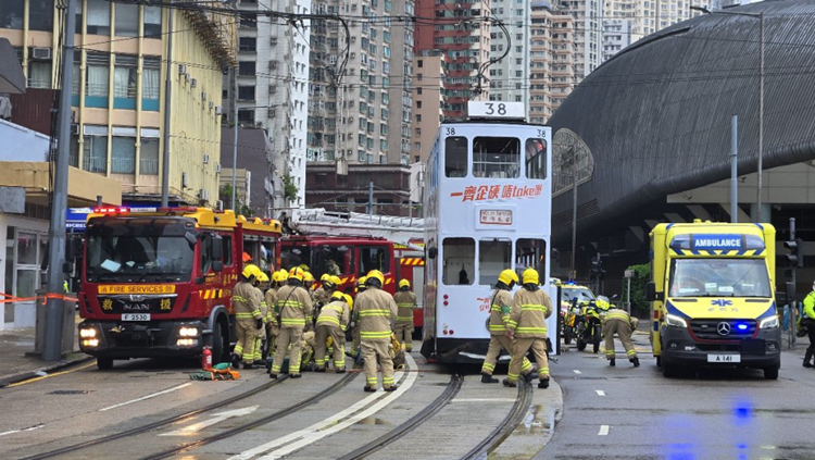 西環六旬男子帶2孫女過馬路被電車撞倒 3歲女童送院不治