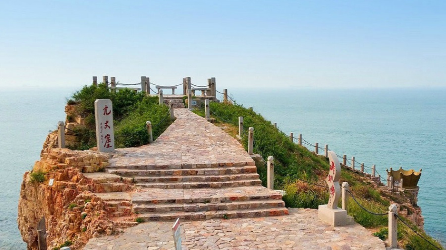 煙台九丈崖景區檢票員持刀沖向遊客 景區回應