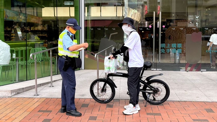 警方荃灣打擊交通違例 發出25張傳票及839張罰單