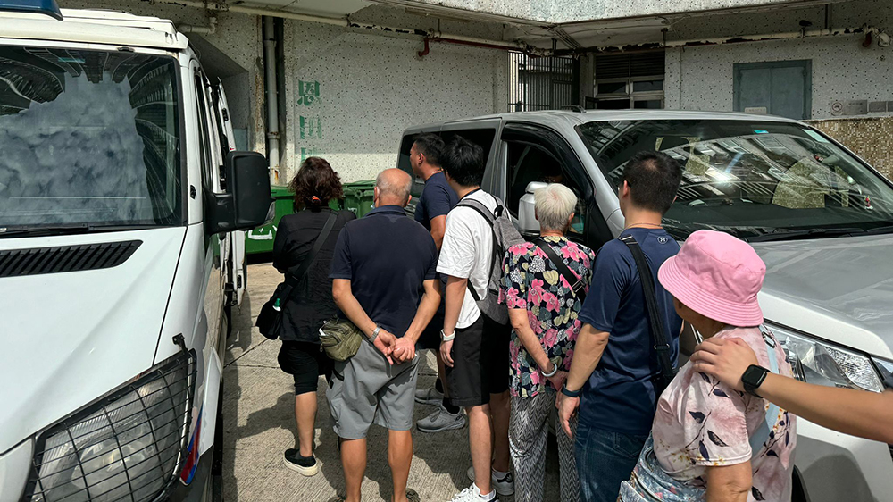 觀塘打擊街頭賭博 拘捕4名男女