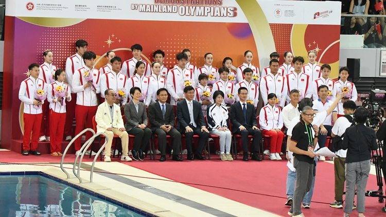 多圖｜26名金牌運動員維園獻技 全紅嬋陳芋汐上演水花消失術 郭晶晶伏明霞驚喜現身