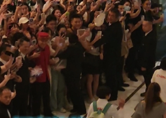 有片丨嬋寳莎莎揮手告別  全場轟動