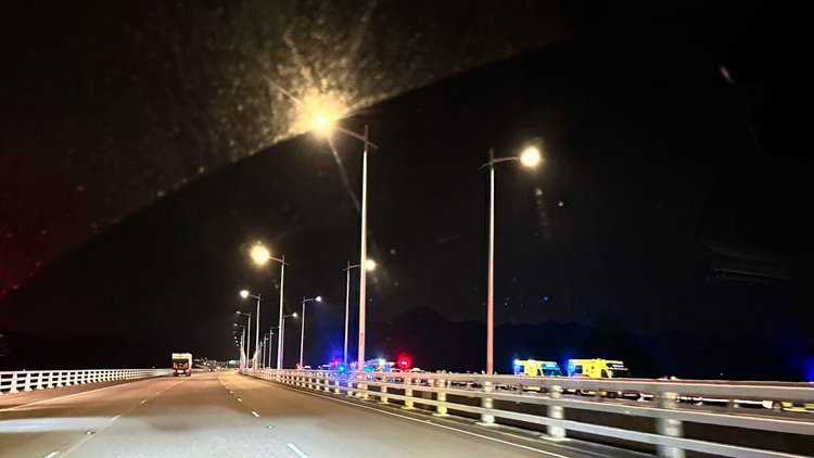 深圳灣大橋上小車墜海 海關關員傷重不治