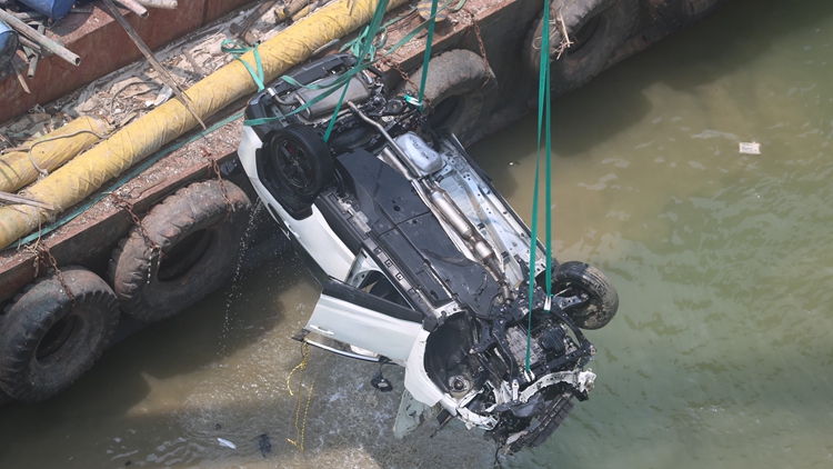 海關關員深圳灣大橋墮海亡 警方打撈私家車搜證